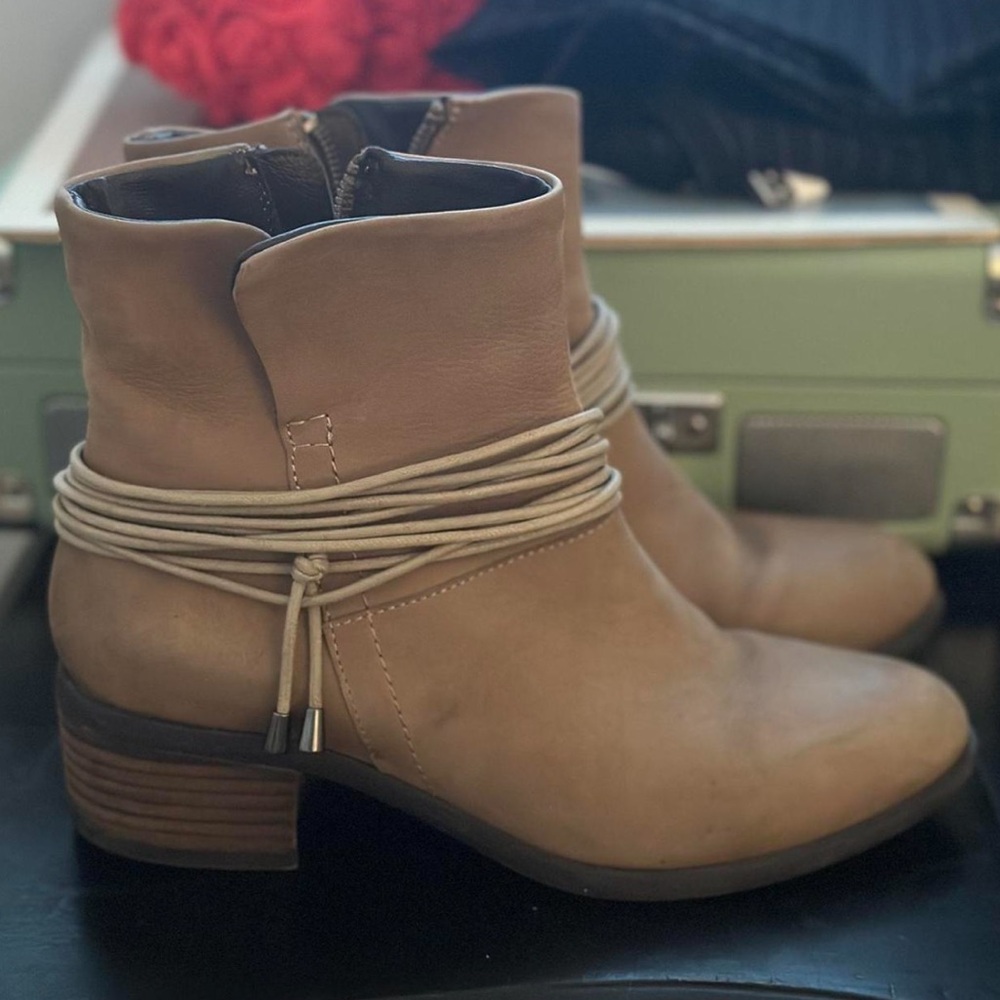 Steve Madden tan heel boots w string detail Size 5.5